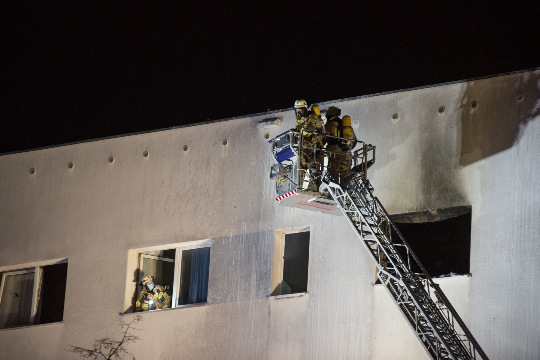 Feuerwehrleute Kontrollieren die Fassade des Hauses.|Foto: SLR