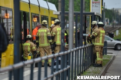 Einsatzkräfte der Freiwilligen Feuerwehr Hellersdorf befreien den Mann.|Foto: DLB