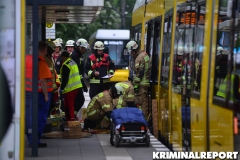 Rettungskräfte und Notarzt versorgen den Verletzten.|Foto: DLB