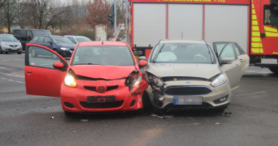 Zwei Verletzte nach Kreuzungsunfall Zwei Verletzte nach Kreuzungsunfall