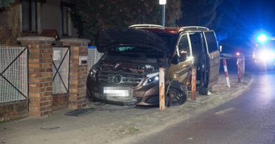 Auto rast gegen Zaun – Fahrer flüchtet Auto rast gegen Zaun – Fahrer flüchtet