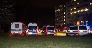 Großeinsatz der Polizei nach Brand in einer unter Quarantäne stehenden Unterkunft für Asylbewerber Großeinsatz der Polizei nach Brand in einer unter Quarantäne stehenden Unterkunft für Asylbewerber