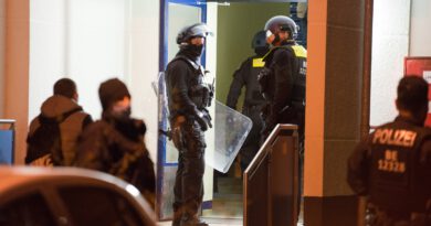 35-Jähriger verbarrikadiert sich – Polizei stürmt Wohnung 35-Jähriger verbarrikadiert sich – Polizei stürmt Wohnung