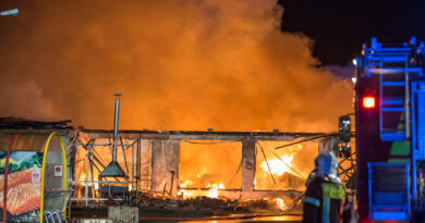 Supermarkt durch Flammen zerstört Supermarkt durch Flammen zerstört