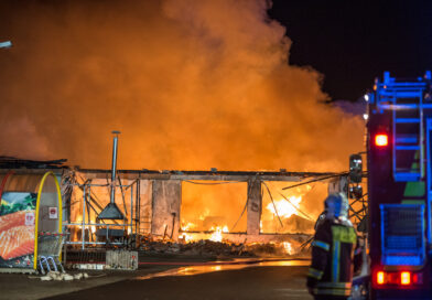 Supermarkt durch Flammen zerstört