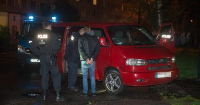 Polizei stoppt Transporter Polizei stoppt Transporter