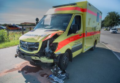Rettungswagen auf Einsatzfahrt verunfallt