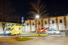 Rettungskräfte vor dem Polizeiabschnitt in der Heinrich Grüber Straße 35.|Foto: FT