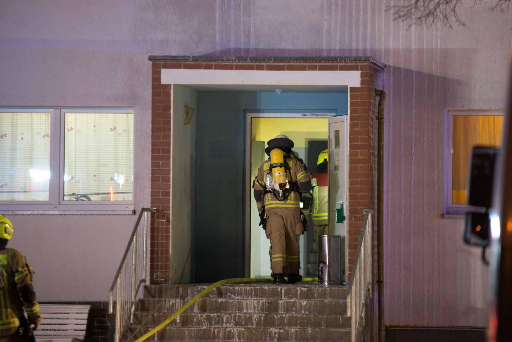 Feuerwehrleute betreten das Haus.|Foto: SLR