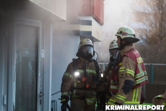Feuerwehrleute bekämpfen den Brand im inneren des Hauses unter Atemschutz.|Foto: CSH