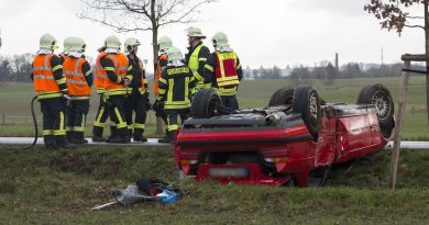 BMW knallt gegen Baum und überschlägt sich BMW knallt gegen Baum und überschlägt sich