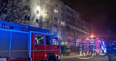 Feuerwehr löscht brennende Wohnung Feuerwehr löscht brennende Wohnung